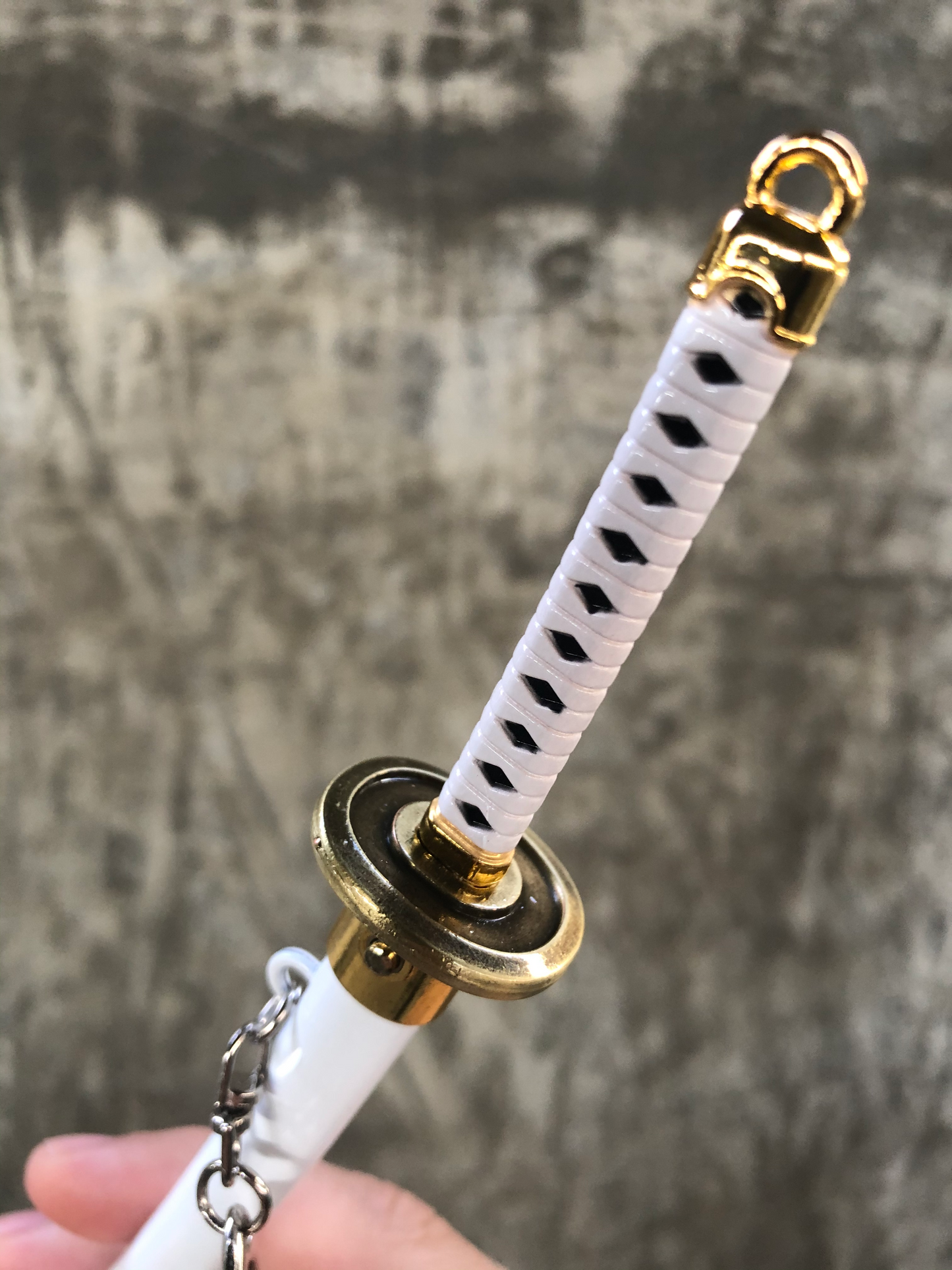 Aliya™ | Weiß-Gold Umwickelten Katana-Schlüsselanhänger